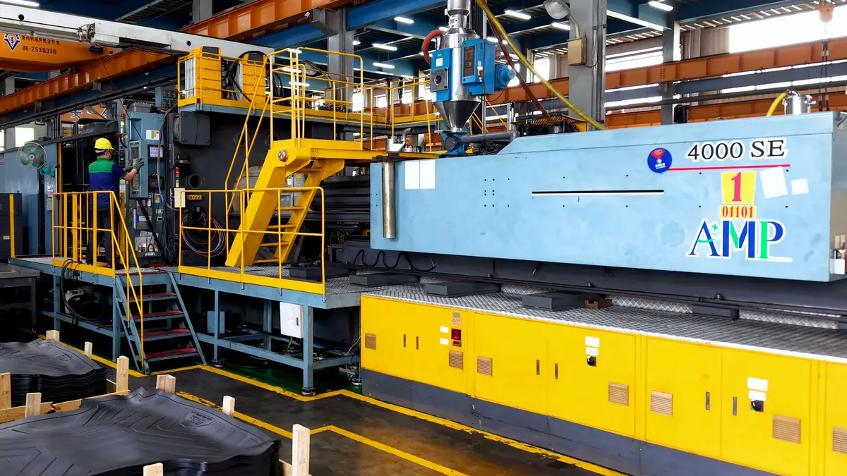 Injection molding machine applying clamp force to a production mold